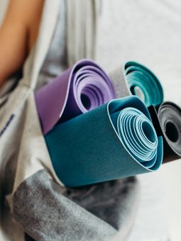 Travel-Mats: Die besten Reise Yogamatten im Test