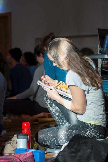 Das Musst Du Uber Die Jivamukti Yoga Ausbildung Wissen