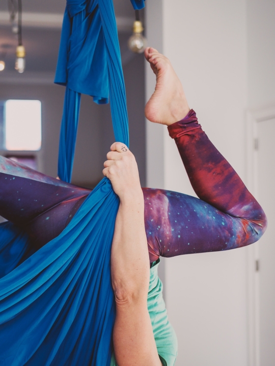 Aerial Yoga: Fliegen im Tuch