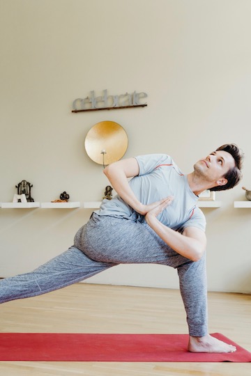 Asana 101: Parivrtta Parsvakonasana, die stehende Drehung 3