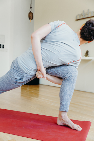 Asana 101: Parivrtta Parsvakonasana, die stehende Drehung 4
