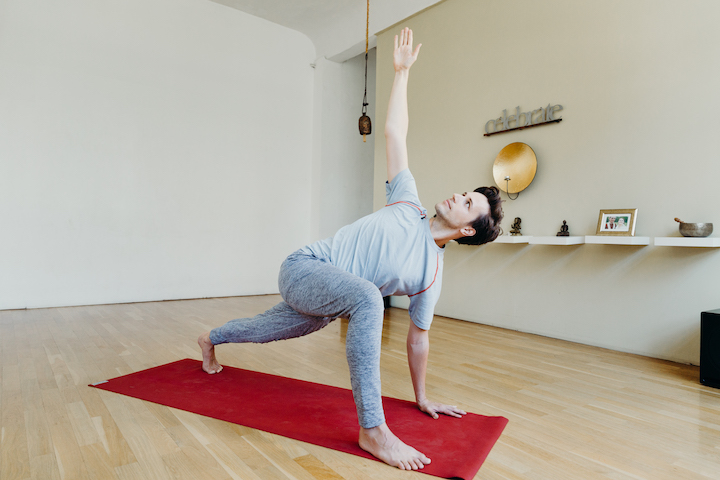 Asana 101: Parivrtta Parsvakonasana, die stehende Drehung 5