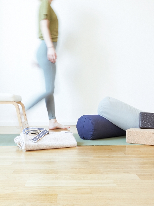 Yoga-Zubehör Guide: Block, Gurt & Bolster richtig einsetzen
