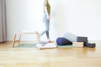 Yoga Hilfsmittel: So setzt du Block, Bolster und Decke sinnvoll ein (akt. am 27.3.22)