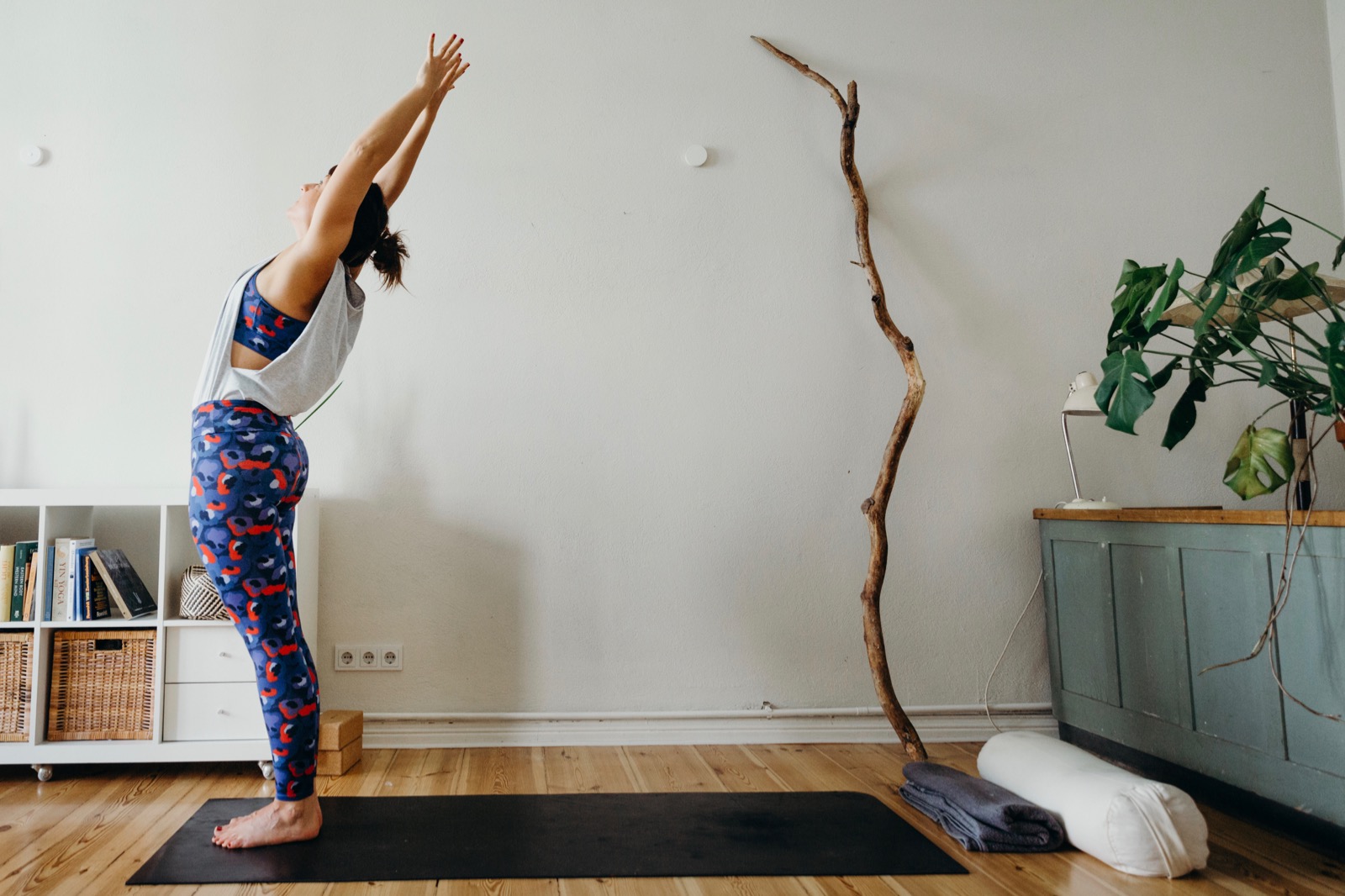 Der Trainer Zeigt Ihr, Wie Geil Yoga Sein Kann Der Trainer Zeigt Ihr, Wie Geil Yoga Sein Kann
