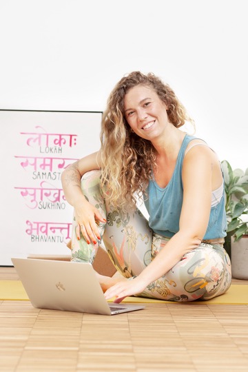 Yoga für Anfänger: Sheila mit Laptop