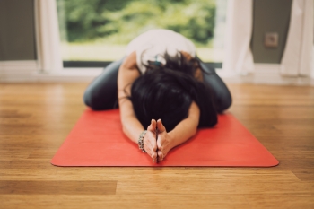 Hormon Yoga: unterstützende Übungen bei Kinderwunsch, PMS oder in den Wechseljahren